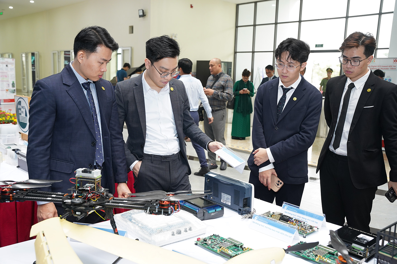 Triển lãm Công nghệ Chip bán dẫn của ĐHQGHN: UET mang tới nhiều công trình nghiên cứu giá trị 16