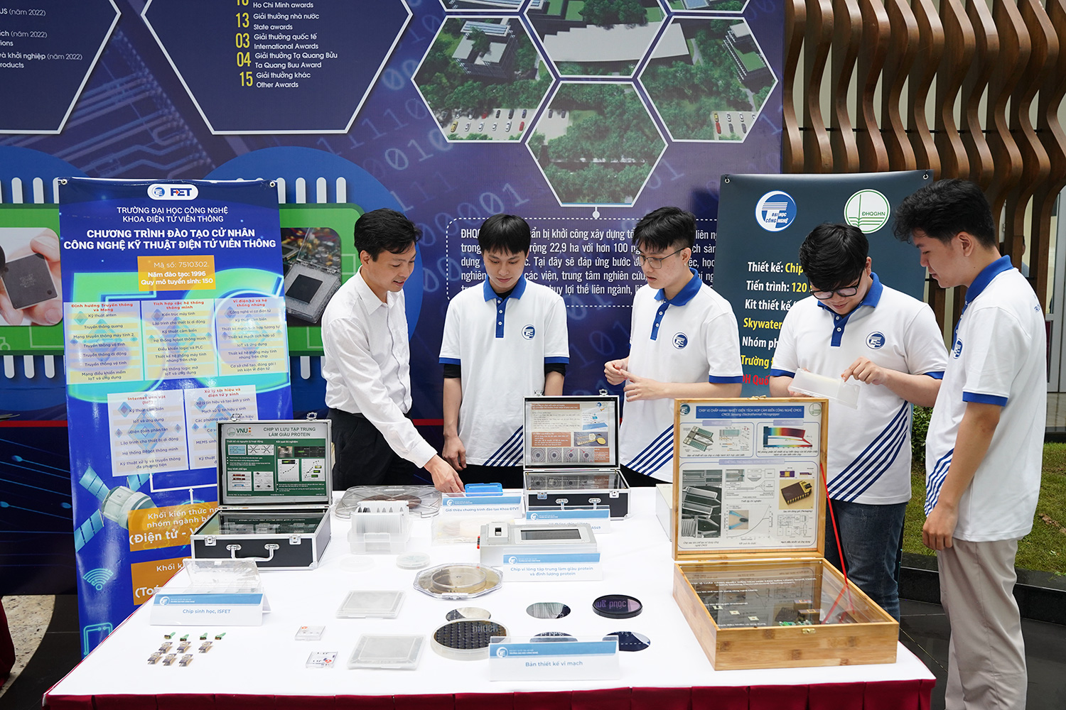 Triển lãm Công nghệ Chip bán dẫn của ĐHQGHN: UET mang tới nhiều công trình nghiên cứu giá trị 20