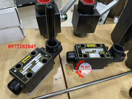 Van-gat-tay-Parker-D1VL081CN.jpg