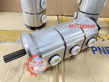 Bơm bánh răng 3 tầng CN103693011