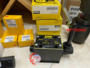 Van-gat-tay-Parker-D3L082CN(1).jpg