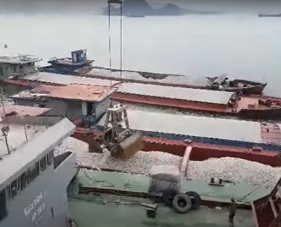 The process of loading and unloading from barges onto large ships