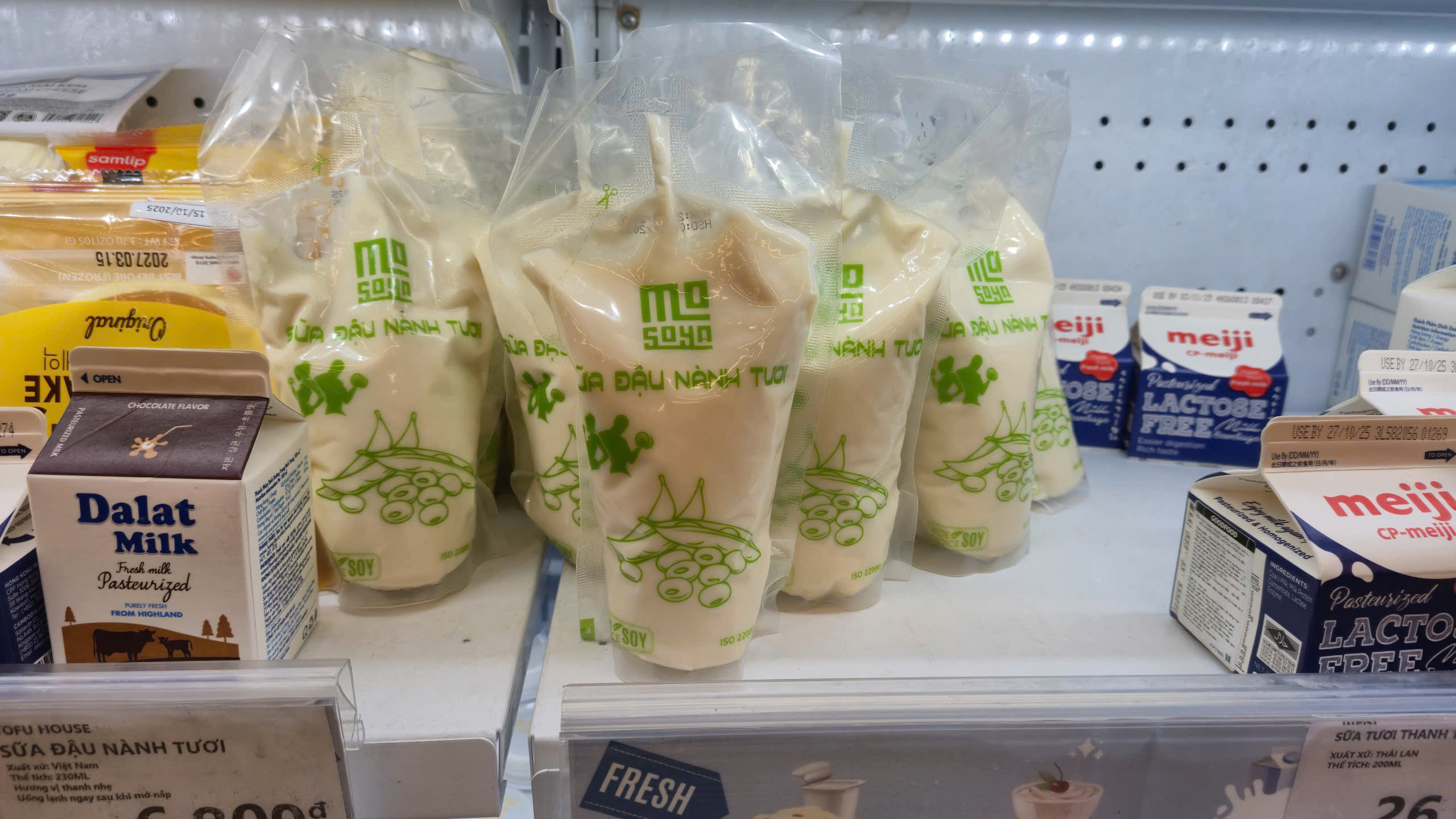 Sữa đậu nành tươi bày bán tại AEON Maxvalu
