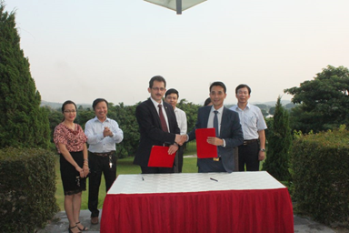 The signing ceremony of a cooperation agreement in the relationship between FAT and Belarusian State University on applied technology in agriculture.